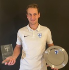 Joona Kontinen SPL:n Vuoden lupaava erotuomari ja Eteläisen alueen Vuoden erotuomari -palkintojen kanssa 12.2.2023. Kuva: Joona Kontisen kotialbumi.