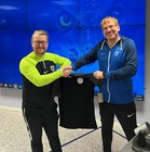 Aleksandr Kirpu (oik.) voitti sääntövisan. Palkintona olleen HEK-paidan luovutti Topias Tuira. 9.3.2023 Helsinki.