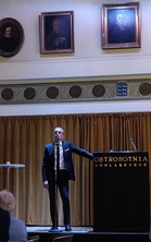 Jukka Puotila esiintymässä. Kuva: Olli Jantunen