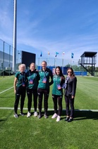 Laura Koskinen (vas.) ja Minka Vekkeli (kesk.), muu erotuomaristo sekä ottelun tarkkailija ennen Espanja - Pohjois-Irlanti -ottelua 24.9.2021. Kuva: Laura Koskisen kotialbumi.